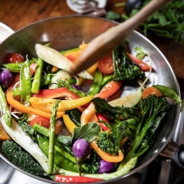 أيهما أفضل عند طبخ الطعام، الشوي أم السلق أم التشويح؟