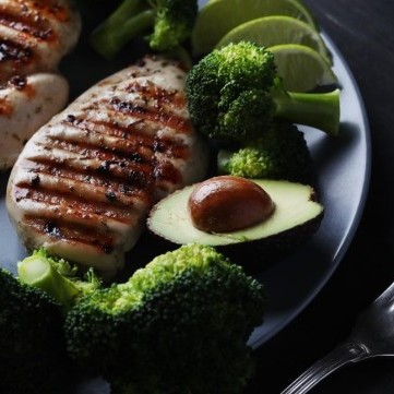 دجاج مشوي مع البروكلي