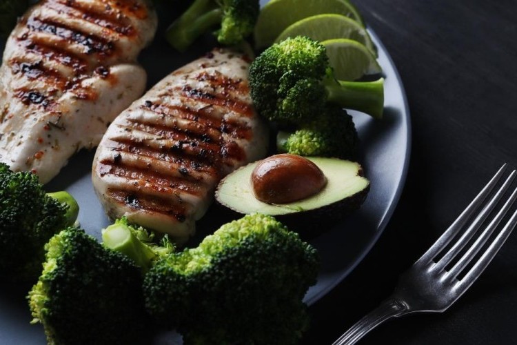 دجاج مشوي مع البروكلي