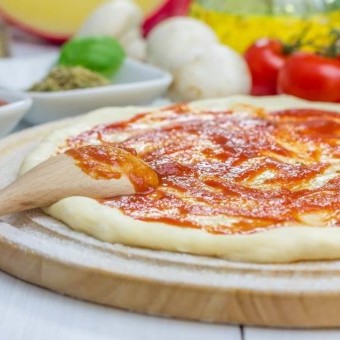 عجينة البيتزا السهلة والسريعة