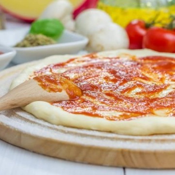 عجينة البيتزا السهلة والسريعة