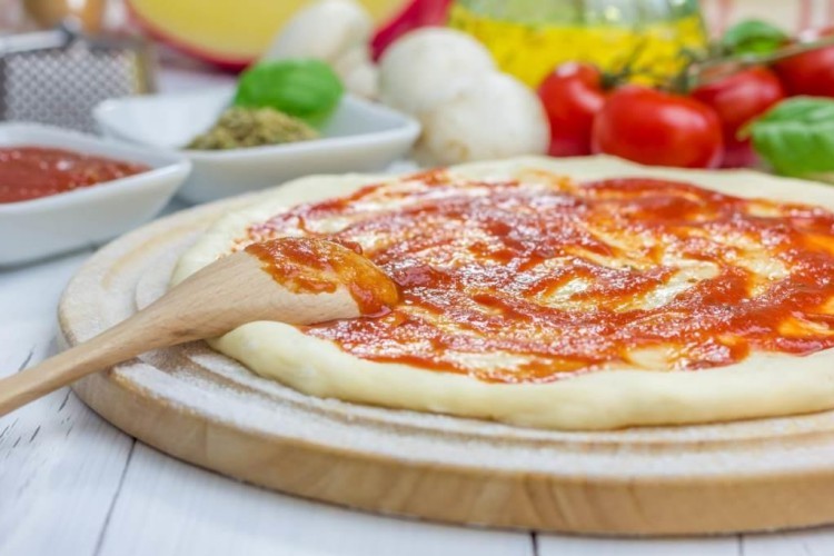 عجينة البيتزا السهلة والسريعة
