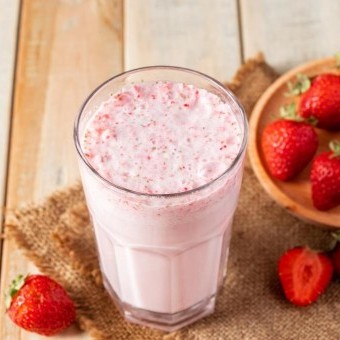 مشروب الزبادي بالفراولة للمساعدة على الهضم