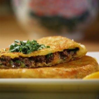 عجينة المطبق السعودي بحشوة اللحمة المفرومة