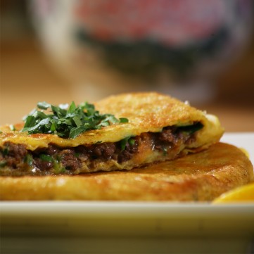 عجينة المطبق السعودي بحشوة اللحمة المفرومة