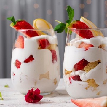 حلى كاسات بالفراولة والبسكويت