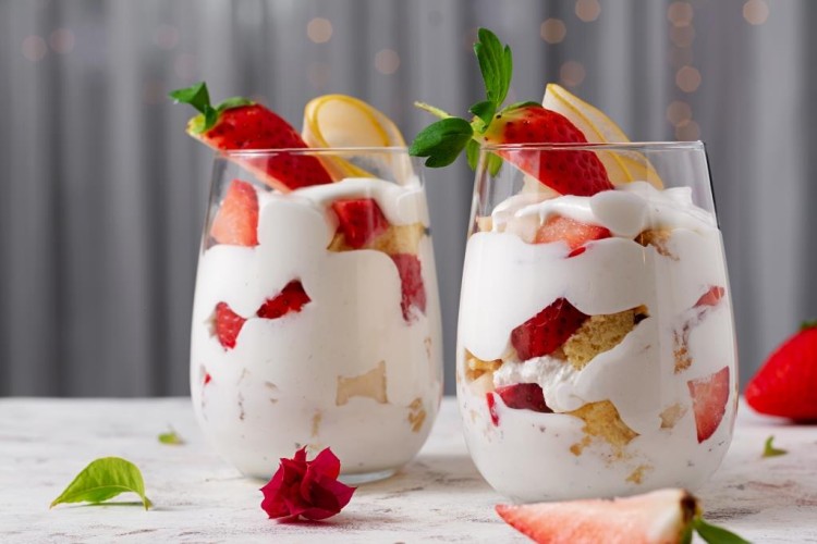 حلى كاسات بالفراولة والبسكويت| مطبخ سيدتي