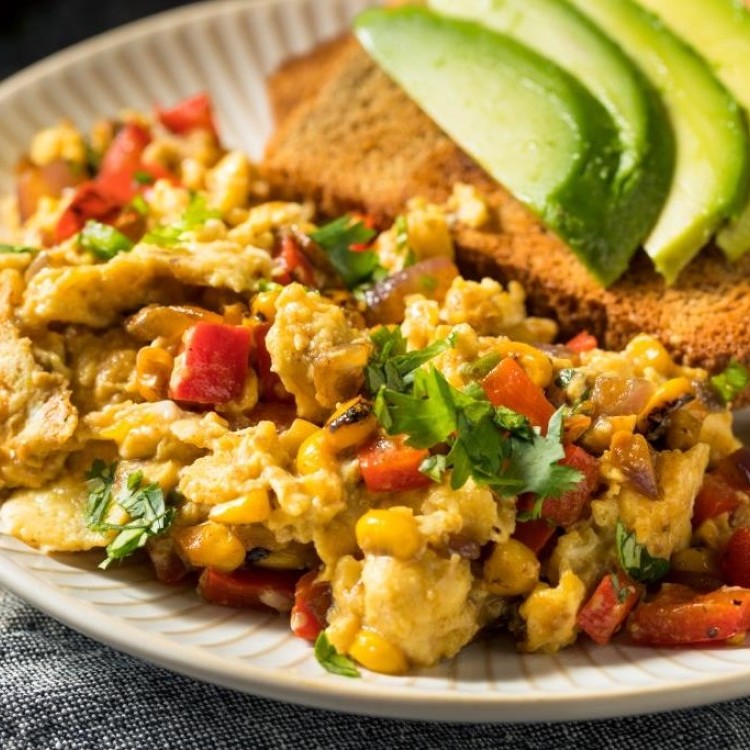 بيض مخفوق بالخضار والفلفل الرومي الملون للرجيم