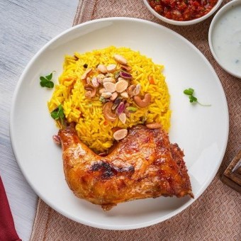 الأرز الأصفر مع الدجاج المشوي بالفرن