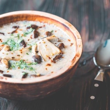 شوربة الفطر الغنية والكريمية