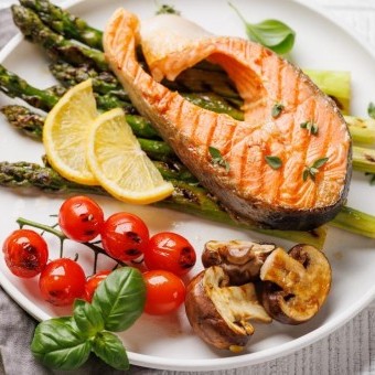 سمك السلمون المشوي مع الخضار