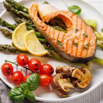 سمك السلمون المشوي مع الخضار