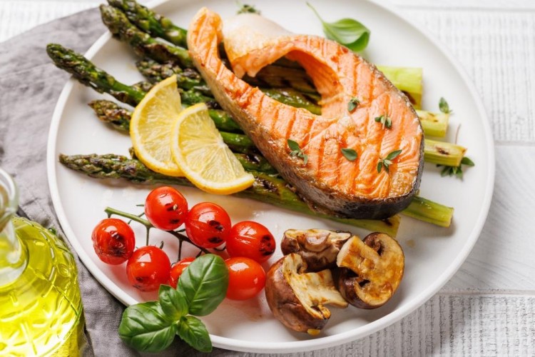 سمك السلمون المشوي مع الخضار