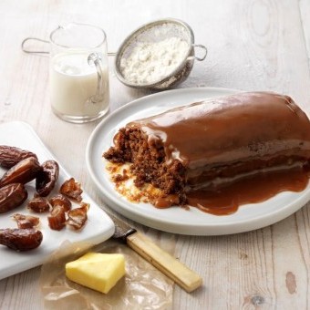 كيكة التمر اللذيذة مع صوص الكراميل