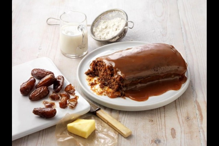 كيكة التمر اللذيذة مع صوص الكراميل