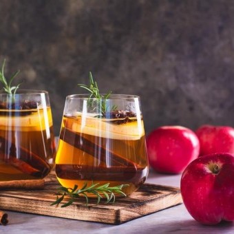 عصير التفاح بالقرفة الدافئ