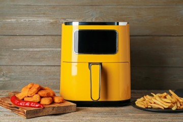 طريقة تنظيف الدهون العالقة في القلاية الهوائية