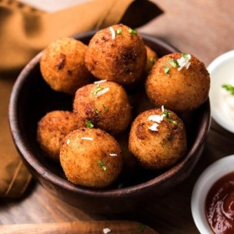كرات البطاطس بحشوة الموزاريلا المقلية