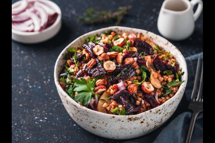 سلطة الفريكة بالشمندر