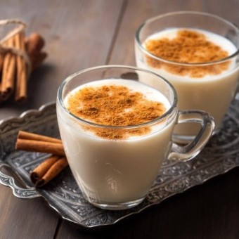 مشروب سحلب بالقرفة والمكسرات