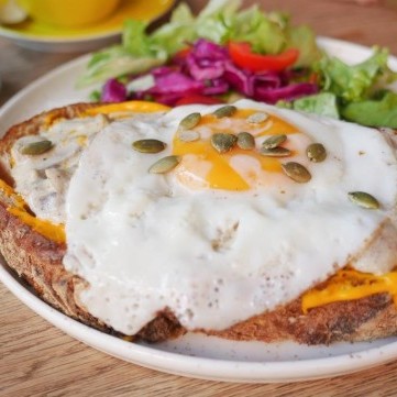 ساندويش التوست بالبيض المقلي والشيدر