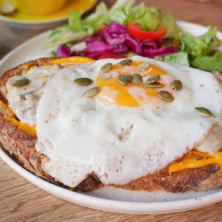 ساندويش التوست بالبيض المقلي والشيدر