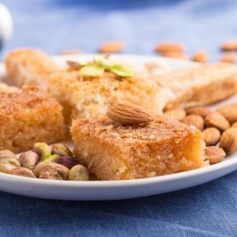 طريقة عمل البسبوسة بالقشطة وجوز الهند