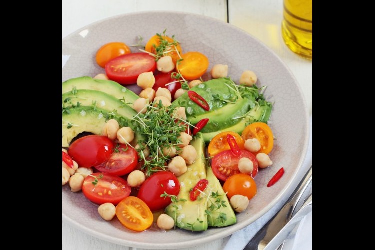 سلطة الحمص بالأفوكادو
