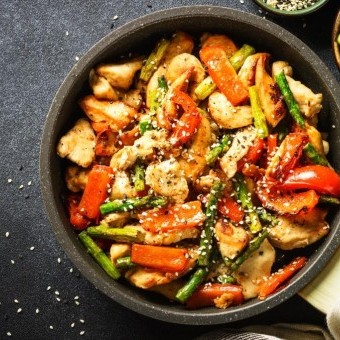 دجاج صيني بالخضار والصوص الأصلي