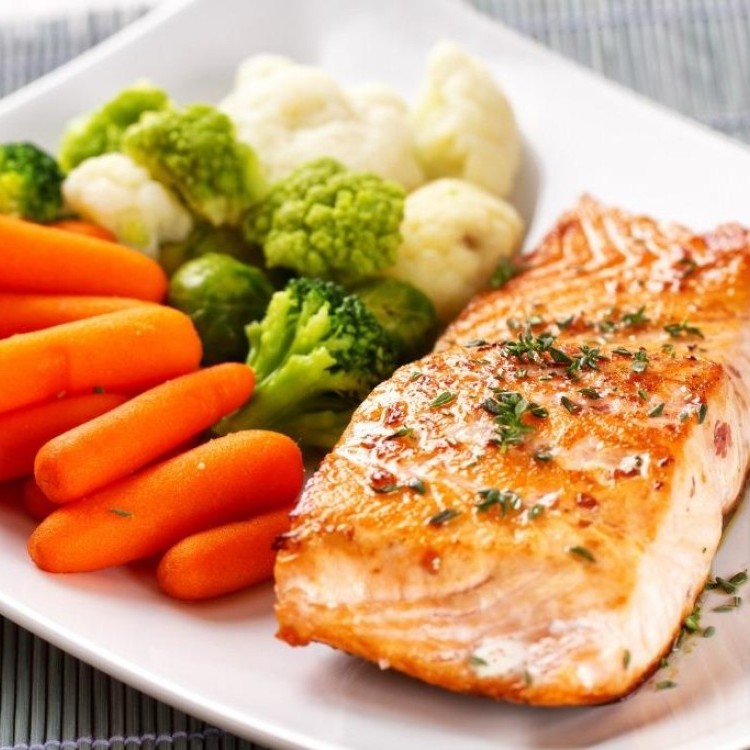سمك السلمون المشوي مع الخضروات