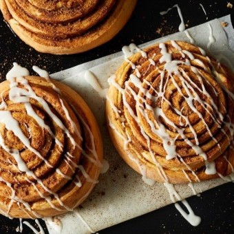 السينابون رول بالقرفة والسكر البني