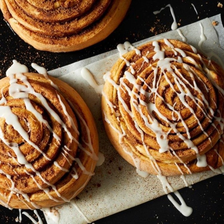 السينابون رول بالقرفة والسكر البني