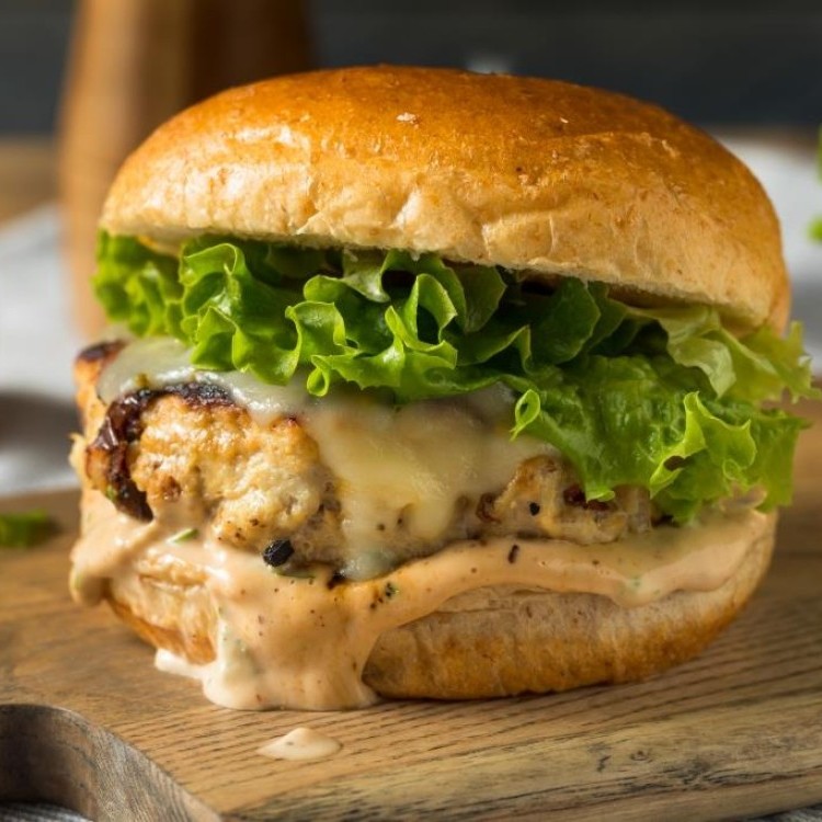 برغر دجاج منزلي بصوص المايونيز الحار