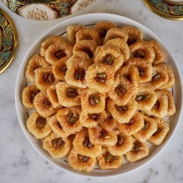 عش البقلاوة بحشوة المكسرات