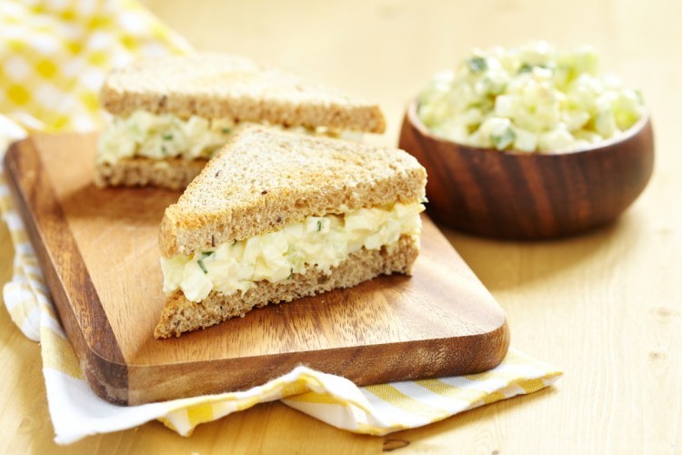 ساندويش البيض المسلوق بالجبن الكريمي للفطور