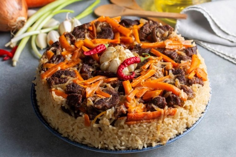 بلوف أوزبكي تقليدي باللحم والجزر