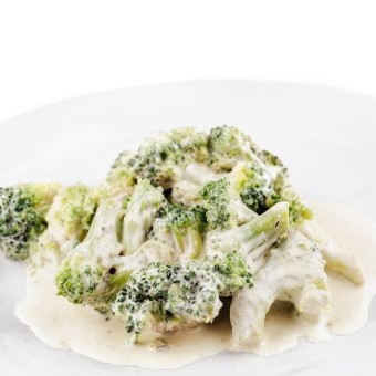 سلطة البروكلي بتتبيلة الزبادي والخردل