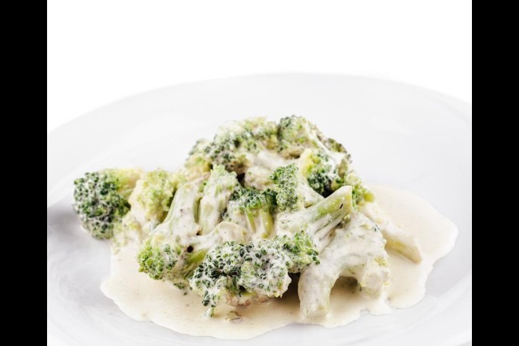 سلطة البروكلي بتتبيلة الزبادي والخردل