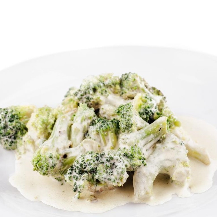 سلطة البروكلي بتتبيلة الزبادي والخردل