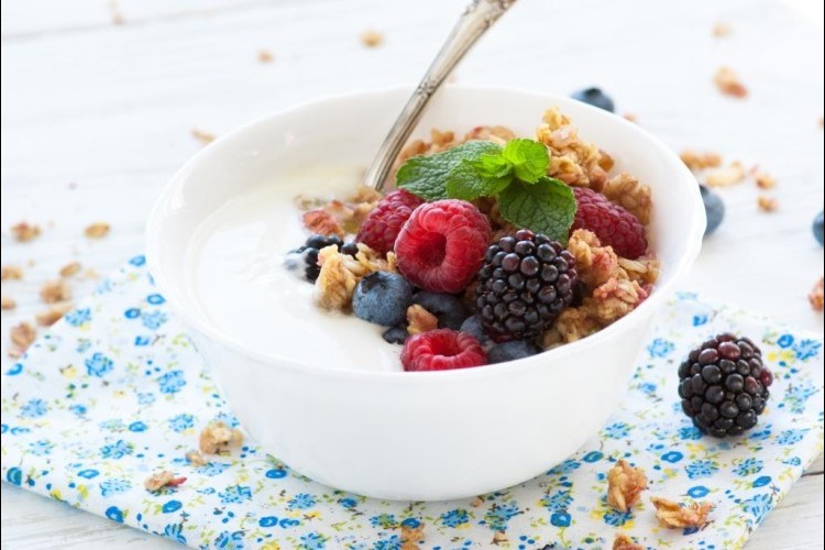 الزبادي اليوناني بالشوفان والتوت للوقاية من سرطان الثدي