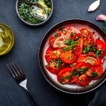 سلطة الطماطم بالأعشاب وزيت الزيتون