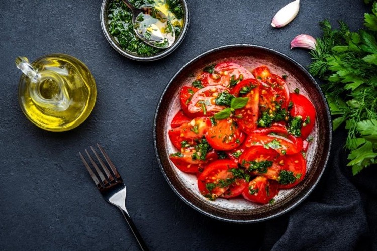 سلطة الطماطم بالأعشاب وزيت الزيتون| مطبخ سيدتي