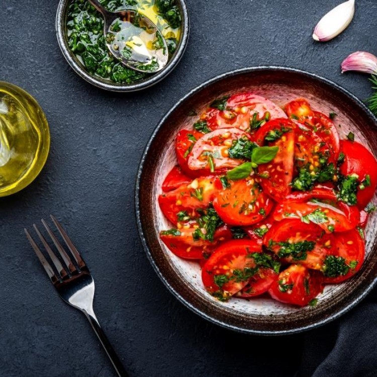 سلطة الطماطم بالأعشاب وزيت الزيتون