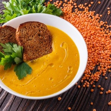 شوربة العدس التركية بالزبدة والبابريكا