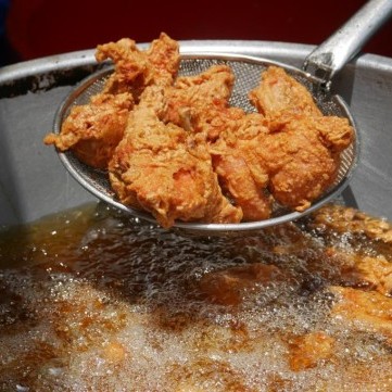 أسرار تجعل الدجاج طريّاً من الداخل ومقرمشاً من الخارج