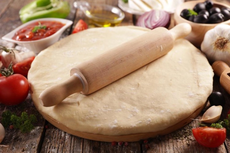 طريقة عمل عجينة البيتزا الهشة القطنية