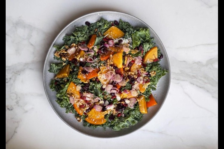 سلطة الكيل وفاكهة الكاكا مع الجوز وجبنة البارميزان