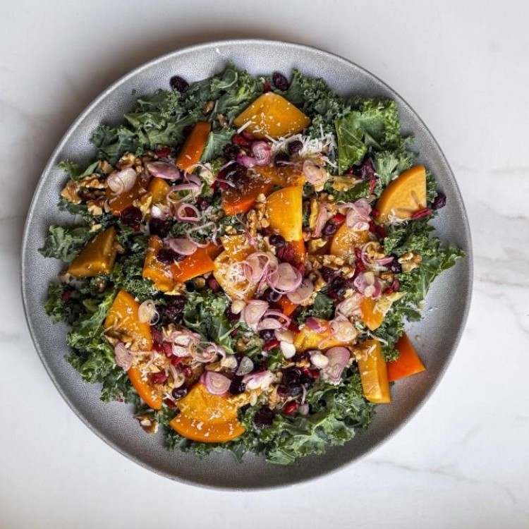 سلطة الكيل وفاكهة الكاكا مع الجوز وجبنة البارميزان