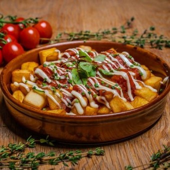 باتاتاس برافاس بطاطا مقلية تقليدية مع صلصة الطماطم الحارة