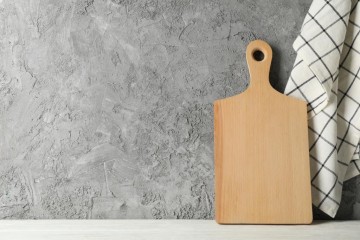 طرق طبيعية وغير مكلفة لتنظيف لوح التقطيع